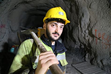 Madenciler gününde madenlerde çalışan çocukların varlığının sorunsalı